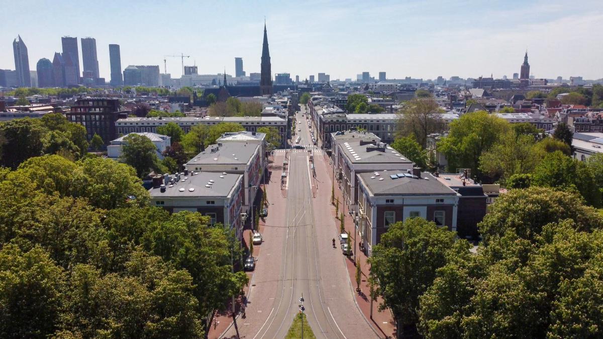 Straat waaraan Z-Index gevestigd is, met skyline van Den Haag op de achtergrond