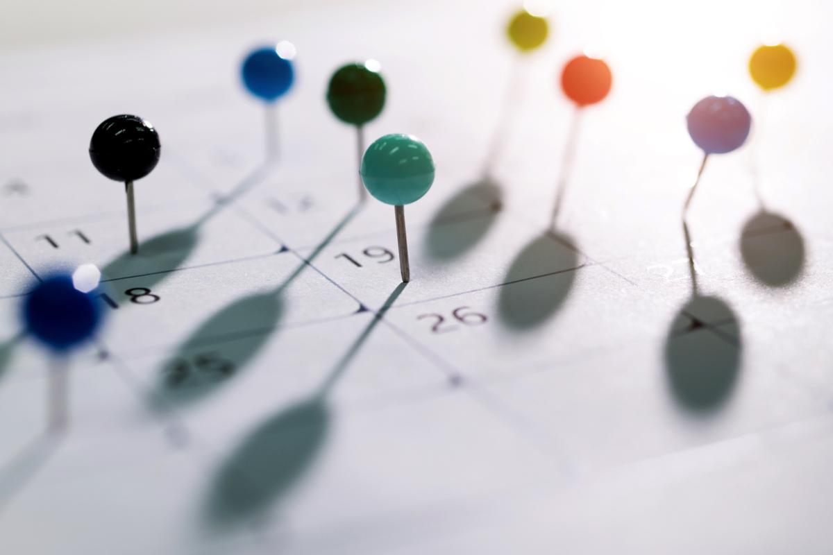 Kalender met spelden geprikt op bepaalde data