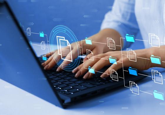 Iemand zit achter een laptop. Een mappenstructuur is geprojecteerd voor de afbeelding